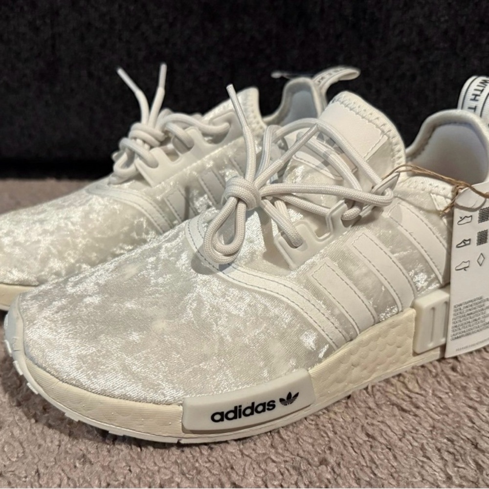 adidas White Sneakers Modern Sporty Design